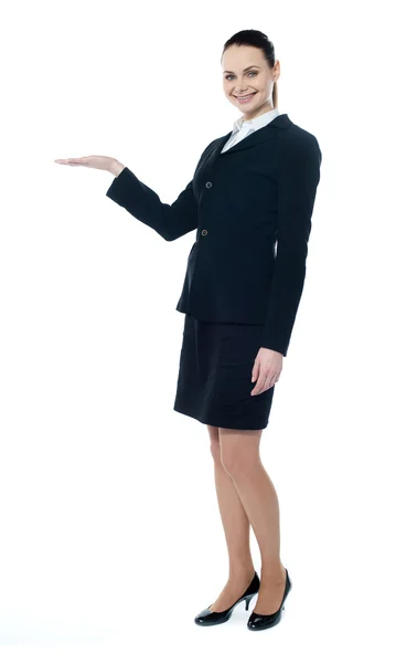 Geschäftsfrau zeigt Kopierraum in voller Länge — Stockfoto