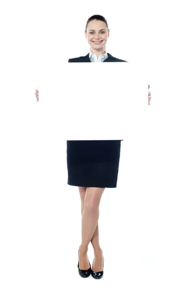 Retrato de uma senhora de negócios segurando um cartaz em branco — Fotografia de Stock