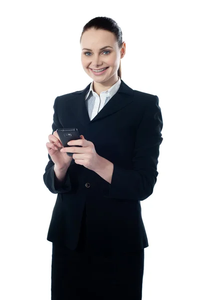 Корпоративна дама використовує мобільний телефон — стокове фото