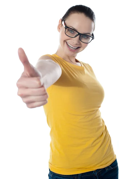 Pretty teenager showing thumbs-up — Stock Photo, Image