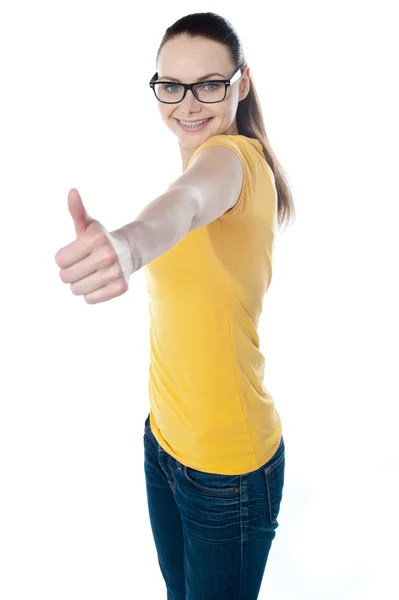 Гламурный подросток, показывающий пальцами вверх — стоковое фото