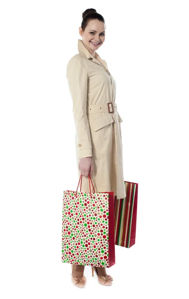 Krásná šťastná nakupování žena drží nákupní tašky — Stock fotografie