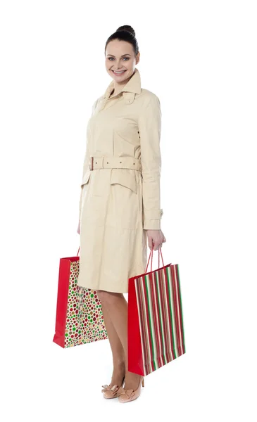 Portret van een jonge vrouw met boodschappentassen — Stockfoto