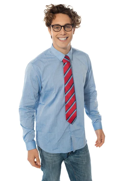 Um jovem adolescente de camisa azul, jeans e gravata — Fotografia de Stock