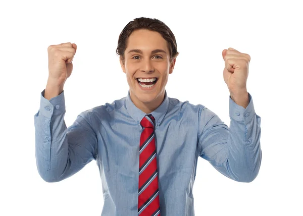 Affärsman firar framgången med upp armarna — Stockfoto