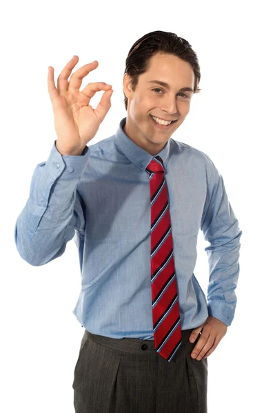 Мужчина исполнительный жест большой знак ОК — стоковое фото