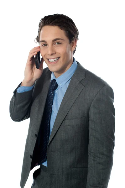 Retrato de un hombre de negocios sonriente usando un teléfono celular —  Fotos de Stock