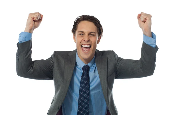 Aufgeregter Geschäftsmann reißt die Arme hoch und jubelt freudig — Stockfoto