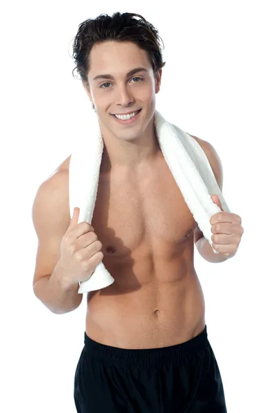 Hombre musculoso guapo con la toalla — Foto de Stock
