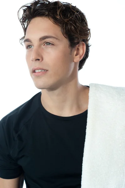 Młody przystojny facet z ręcznikiem, strzał zbliżenie — Zdjęcie stockowe