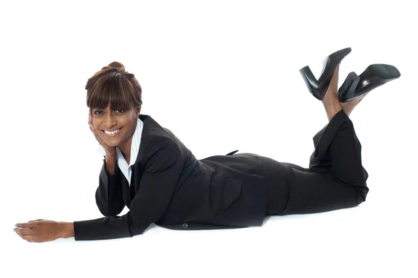 Mulher corporativa deitada no chão, sorrindo — Fotografia de Stock