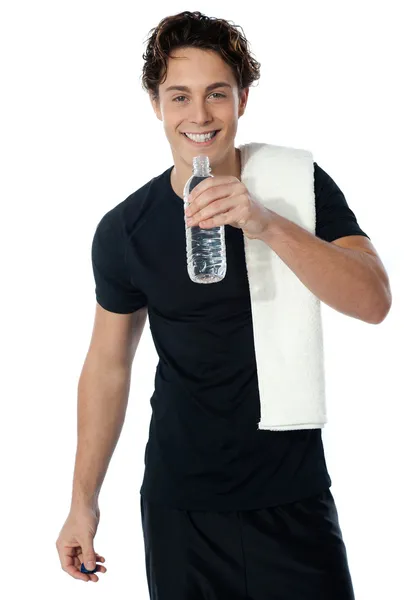 Ajuste a água potável do homem isolada no branco — Fotografia de Stock