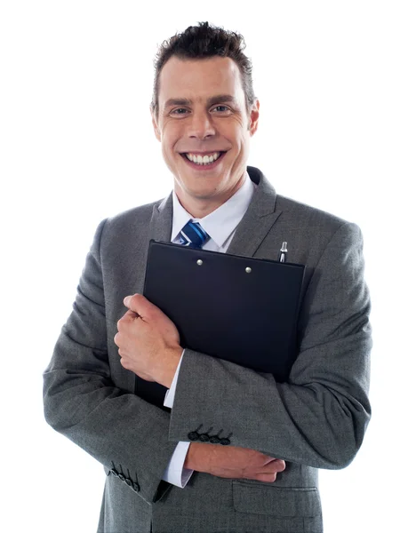 Счастливый бизнесмен держит планшет — стоковое фото