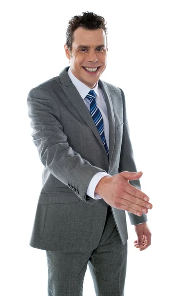 Homem de negócios moderno confiante oferecendo aperto de mão — Fotografia de Stock