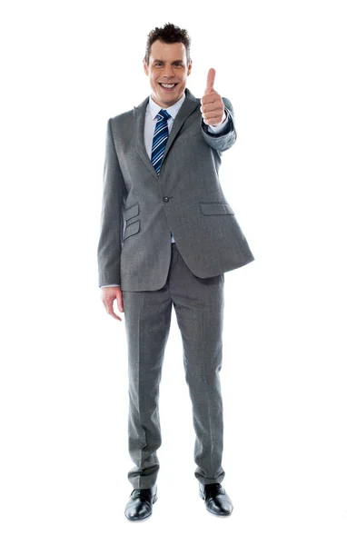 Hombre de negocios confiado haciendo gestos con los pulgares hacia arriba — Foto de Stock