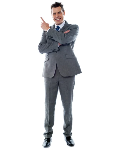 Affärsman i kostym pekar på copyspace — Stockfoto