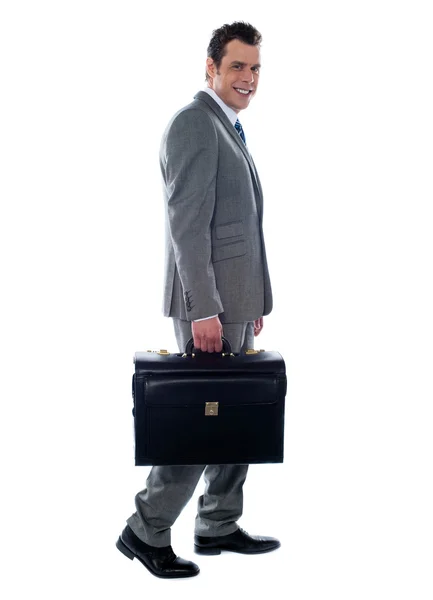 ブリーフケースを持って行くビジネス男 — ストック写真
