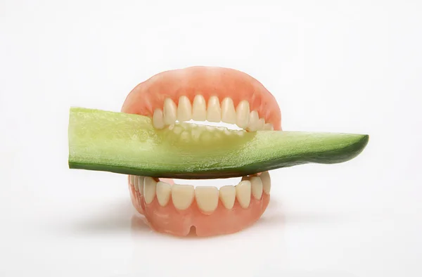 Bonito (fino) dentes artificiais (engrenagens) pepino Fotografias De Stock Royalty-Free