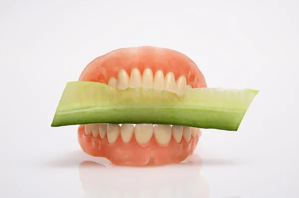 Hermoso (fino) dientes artificiales (engranajes) pepino —  Fotos de Stock