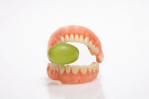 Bela (fina) dentes artificiais (engrenagens) uva — Fotografia de Stock