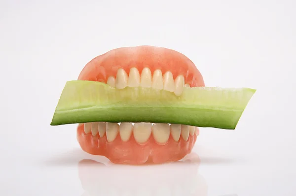 Krásná (jemné) umělé zuby (zubů) okurka Stock Fotografie