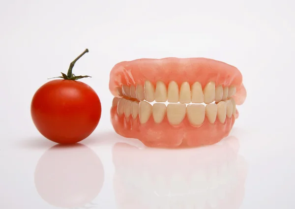 Schöne (feine) künstliche Zähne (Zahnräder) Rettich Stockbild