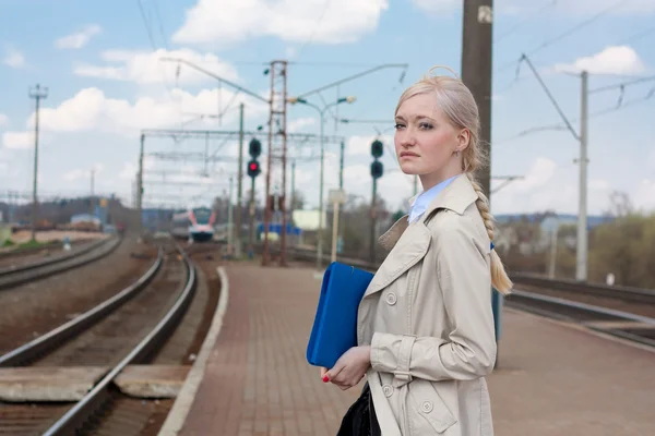 Девушка в ожидании поезда — стоковое фото
