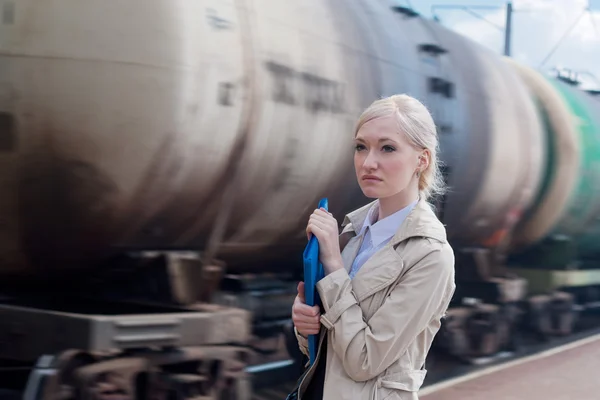 Девушка с поездом — стоковое фото
