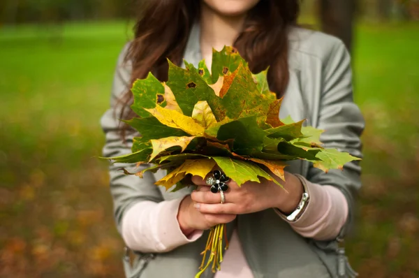 Κορίτσι με ένα μπουκέτο του φθινοπώρου φύλλα — Φωτογραφία Αρχείου