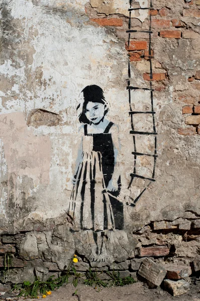 Маленькая девочка с лестницей в руке — стоковое фото