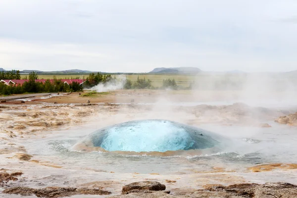 Il geyser Strokkur sta per eruttare — Foto Stock