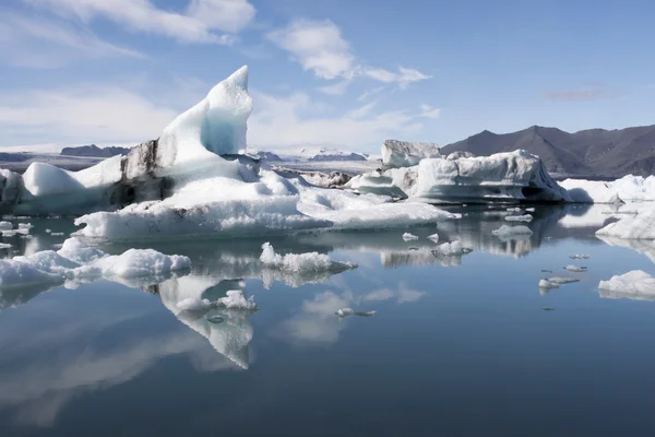 Drijvende ijsbergen in jokulsarlon IJsland — Stockfoto