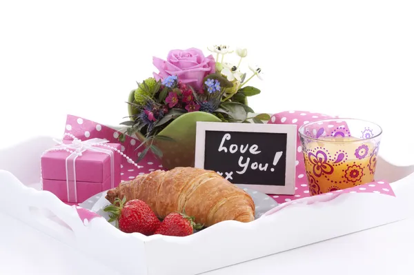 美味的早餐和可爱的礼物上的纸盒 免版税图库照片