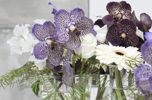 Kis vázák, orchidea, rózsa, Gerbera Stock Kép