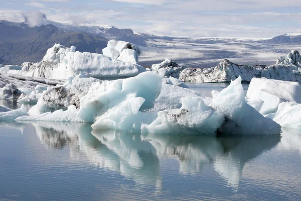 Айсберги Исландии в Иокульсарлоне — стоковое фото