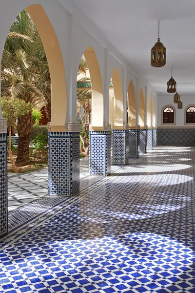 Gård med buer og fliser i marokkansk stil - Stock-foto