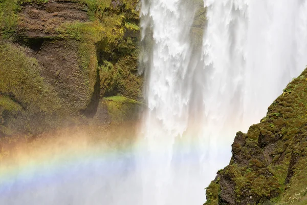 Arco-íris na cachoeira — Fotografia de Stock