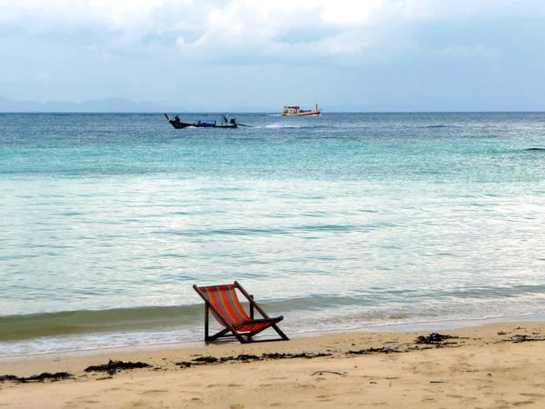 Chaise lounge su una spiaggia — Foto Stock
