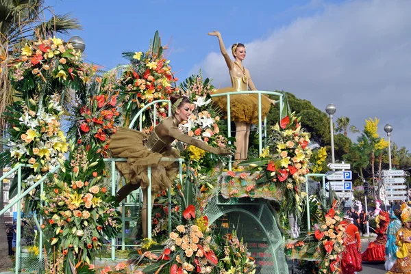 Sarı bir platformda balerinler — Stok fotoğraf