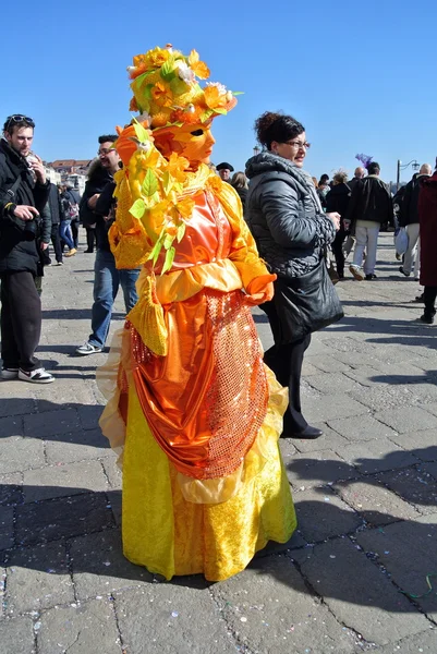 La mujer - el otoño en el vestido amarillo —  Fotos de Stock