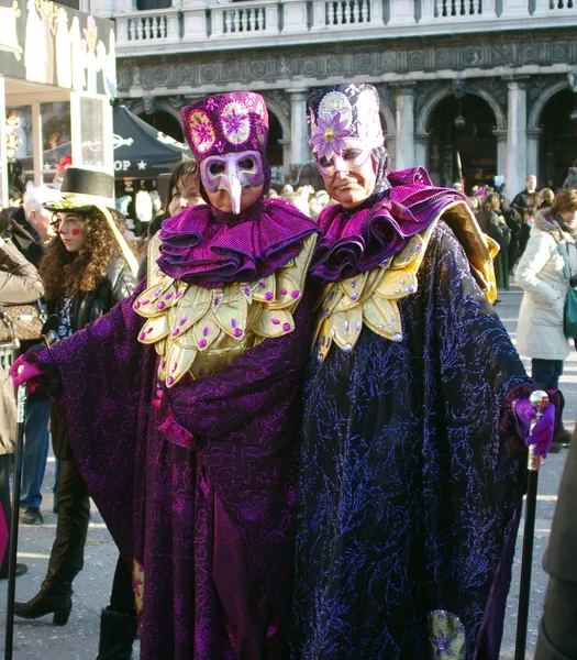 Două persoane în costume violete — Fotografie, imagine de stoc