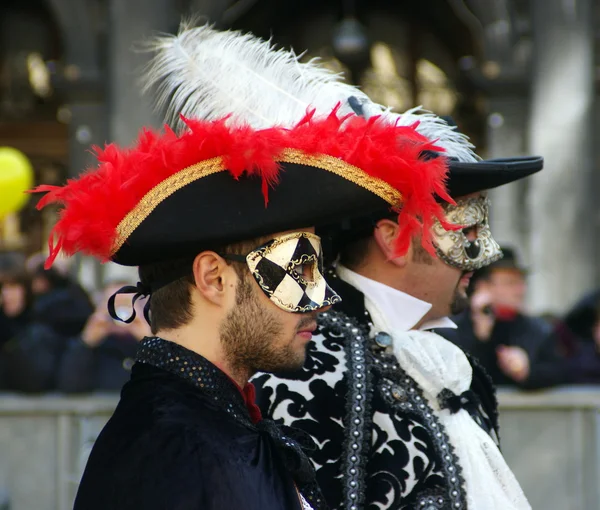 Dos en sombreros con plumas Fotos De Stock Sin Royalties Gratis