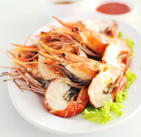 Креветочные морепродукты в белой тарелке — стоковое фото