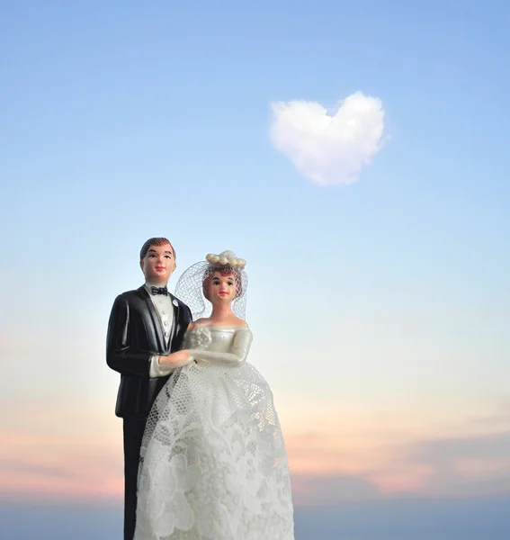 Hochzeitspuppe mit herzförmiger Wolke — Stockfoto