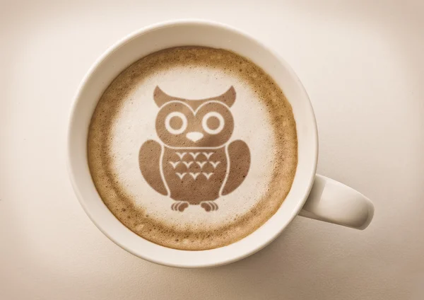 Сова малює на чашці кави — стокове фото