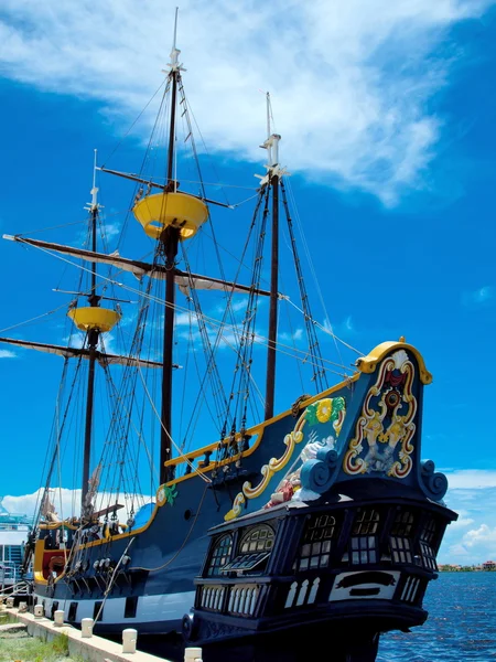 Statek piracki na Kajmanach jolly roger — Zdjęcie stockowe