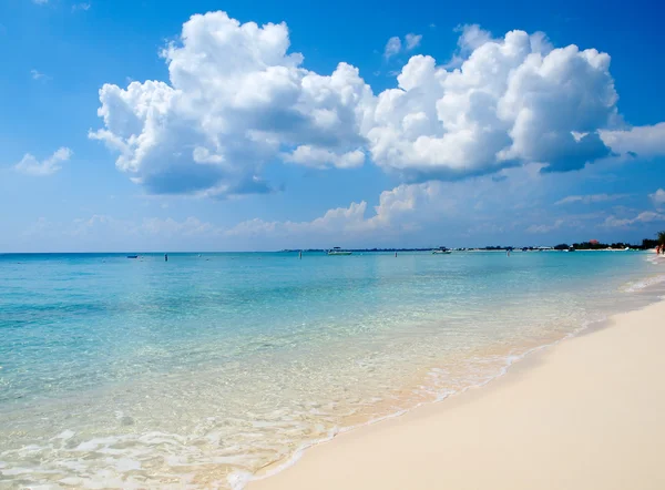 Καραϊβικής παραλία και σύννεφα — Φωτογραφία Αρχείου