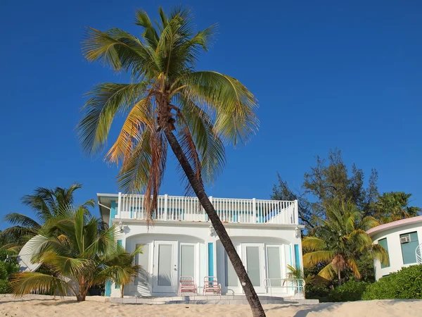 カリブ海のビーチに面した家 — ストック写真
