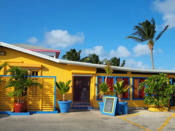 Cayman Adaları renkli bina — Stok fotoğraf