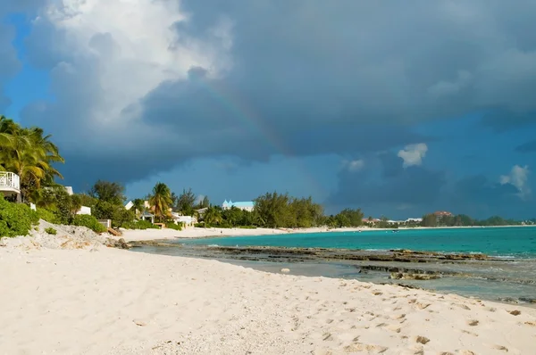 Tęcza nad Karaibów plaży — Zdjęcie stockowe